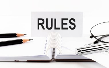 Kağıt kart, kalem, kalem, gözlük, masadaki mali belgeler - iş konsepti