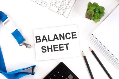 Klavye ve ofis araçları ile kart üzerinde balans SHEET Sözcükleri, iş