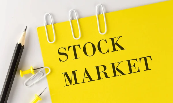 Stock Market Parola Sulla Carta Gialla Con Strumenti Ufficio Sullo — Foto Stock