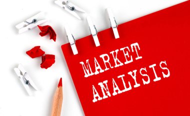 Beyaz arkaplanda ofis araçlarıyla kırmızı kağıt üzerinde pazarlama İstihbarat metni