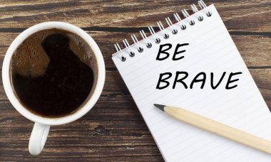 Defterin üzerine cesur ol, arka planda kahve olsun.