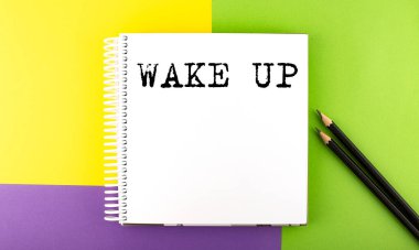 Asgari çalışma alanı: Renkli arkaplan üzerine eskiz defteri