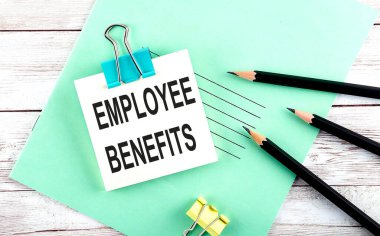 Tahta arka planda kalemlerle kısa notta Çalışanlara Yardım Metni