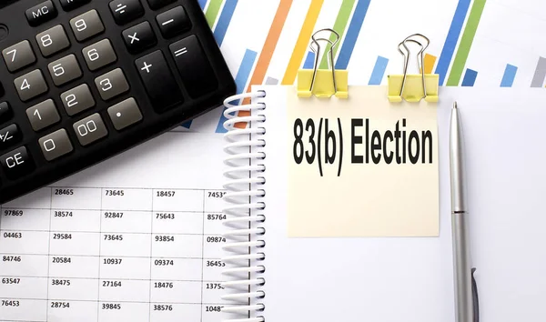 83 b ELECTION metin, hesap makinesi ile çıkartma üzerine yazılmış, grafik arkaplanda kalem.