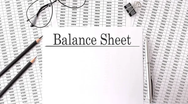 Papel Con Balance Sheet Gráfico Negocio —  Fotos de Stock
