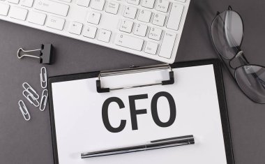 CFO 'lu ofis kağıdı, Mali İşler Müdürü ve klavye. İş dünyası