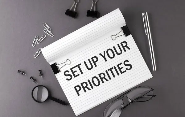 Tekst Set Your Priorities Notebook Office Tools Grey Desktop — Zdjęcie stockowe