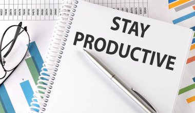 Çizelgede yazan kalem ve gözlük, iş konsepti