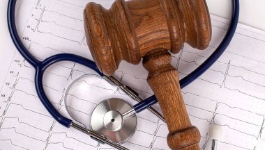 Elektrokardiyogramda mavi stetoskop. Tahta tokmaklı EKG çizelgesi.