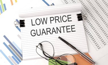 Ofis araçlarıyla not defterine, mali rapora kalemle düşük fiyatlı yazdır.