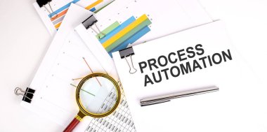 Sürecin AUTOMATION metni beyaz arkaplan üzerinde grafik kağıdıyla birlikte