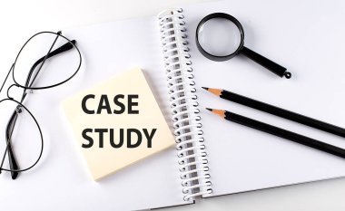 Kelime CASE STUDY hasta defter üzerinde kalem, büyüteç ve gözlük ile