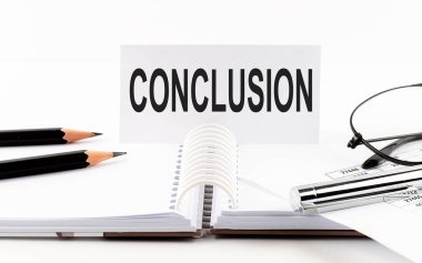 Kağıt kart, kalem, kalem, gözlük, masadaki mali belgeler - iş konsepti