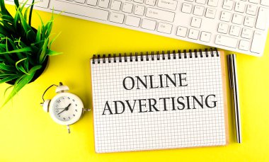 Not defterine sarı zemin üzerinde klavye, kalem ve alarm saati olan ONLINE EDİYOR