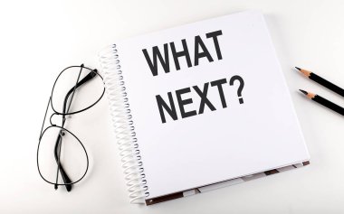 Sırada ne var diye mesaj at. Beyaz arka plan. İş dünyası