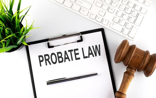 Beyaz ofis masası boş sayfa ile metin PROBATE LAW, klavye ve tokmak
