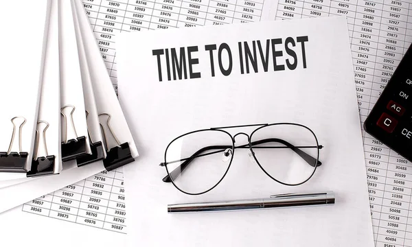 Történő Invest Szöveg Papíron Diagram Irodai Eszközök Üzleti — Stock Fotó
