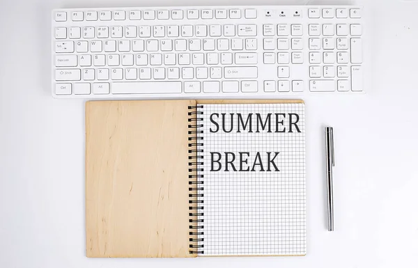 Sommer Break Text Auf Dem Notizbuch Mit Tastatur Auf Weißem — Stockfoto