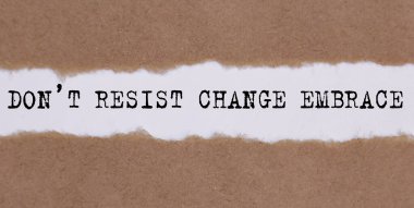 Beyaz arka planda yırtık kağıtların altında yazan değişikliğe başvurma.