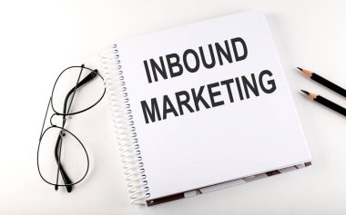 Üzerinde INBOUND MARKETING yazan bir not. Beyaz arka plan. İş dünyası
