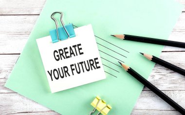 Kısa notta tahta arkaplanda kalemlerle Geleceğinizi Oluşturun