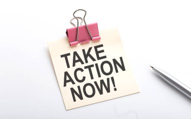 Eylem Al Şimdi beyaz arkaplanda kalemle etikete yazı yaz