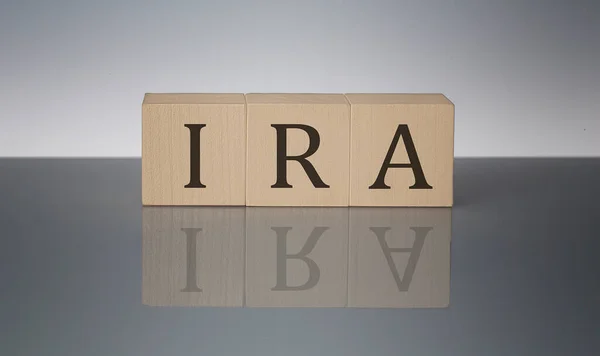 Iraの概念 灰色の背景に木製のワードブロック — ストック写真