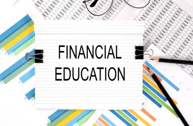 Kalemli defter, grafik arka planında gözlük, metin FINANCIAL EĞİTİM
