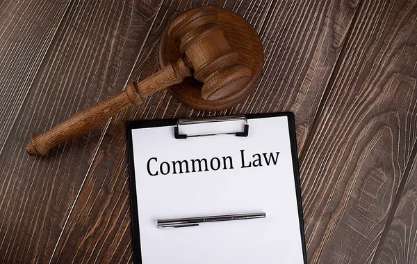 Common Law Text Paper Gavel Wooden Background — Fotografia de Stock