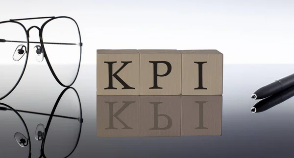 Close Kpi Wooden Blocks Black Background Glasses Pen — Fotografia de Stock