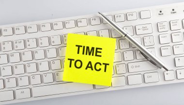 Klavyede beyaz arkaplan üzerinde hareket etmek için Time mesajı