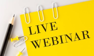 Beyaz arka planda ofis araçları olan sarı kağıtta LIVE WEBINAR kelimesi