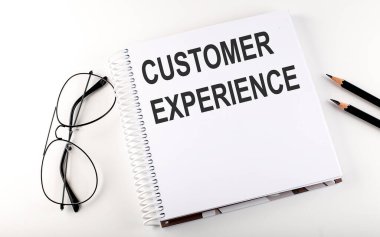 Yazılı bir not, beyaz arka planda KUSTOMER Egzersizi. İş dünyası