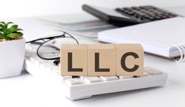 Klavyedeki tahta küpte ofis araçlarıyla LLC yazıldı