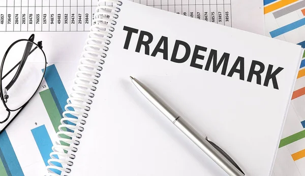 Trademark Text Stift Und Brille Auf Chart Business — Stockfoto
