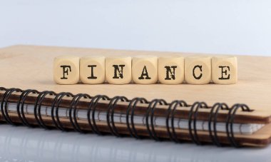Kelime finansmanı ahşap bloklardaki harflerle yapılmış.