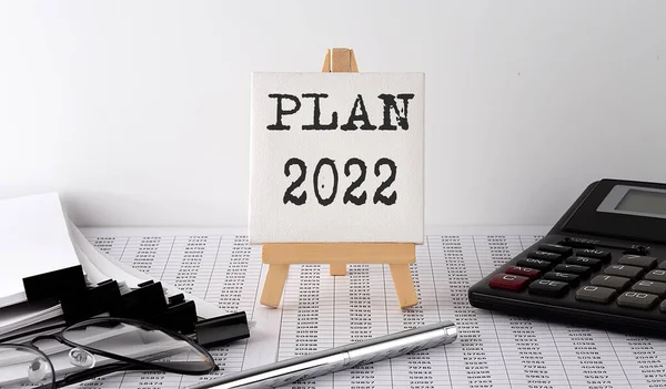Tekst Plan 2022 Ezel Met Kantoorgereedschap Papier Bovenaanzicht Ondernemingen — Stockfoto
