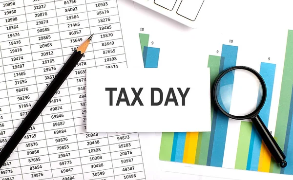 チャート上の白いカード上のTax Dayテキスト背景 — ストック写真