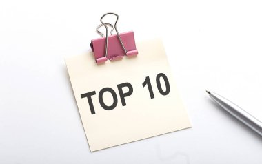 Etiketin üzerinde beyaz arkaplanda kalemle birlikte 10 metin