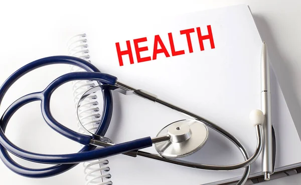 Gesundheit Auf Weißem Hintergrund Mit Stethoskop Medizinisches Konzept — Stockfoto