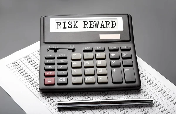 Risk Reward Слово Калькуляторі Діаграмі Ручкою — стокове фото