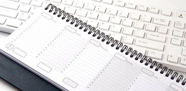 键盘上的日记规划 一星期规划的概念 — 图库照片
