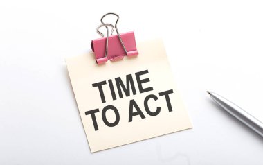 Etiketteki metni beyaz arkaplanda kalemle harekete geçirme zamanı