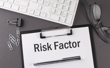 RİSK FACTOR ve klavyeli ofis kağıdı. İş dünyası