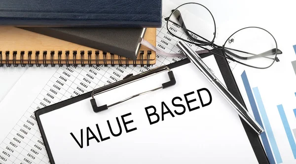 Текст Value Based Столі Офісних Столів Блокнотами Приладдям Діаграмою Аналізу — стокове фото