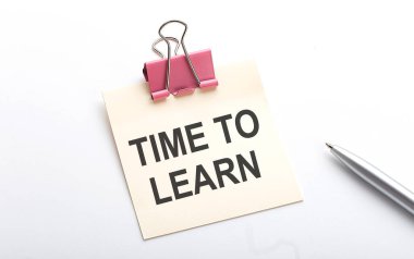 Beyaz arkaplanda kalemle etiketteki metni öğrenme zamanı