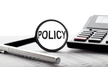 Grafikte kalem ve hesap makinesiyle POLICY metin içeren büyüteç