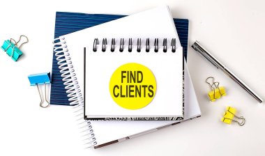 Beyaz arkaplanda dizüstü bilgisayarlar üzerindeki CLIENTS metnini bulan etiket