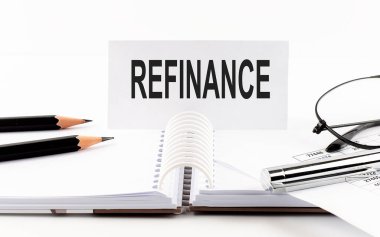 Kağıt kart, kalem, kalem, gözlük, masadaki mali belgeler - iş konsepti