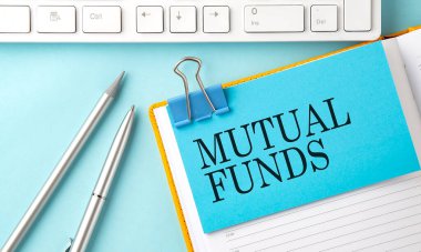 MUTUAL FUNDS metin mavi arkaplan üzerinde yapıştırma kalem ve klavye ile